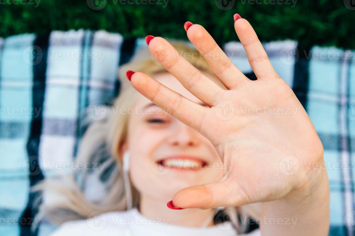 femme souriante faisant cadre avec les mains et les doigts avec un visage heureux photo