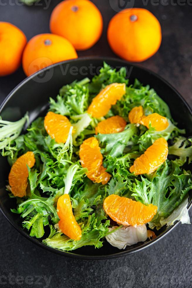 salade de laitue aux agrumes, mélange de feuilles, repas de mandarine ou d'orange photo