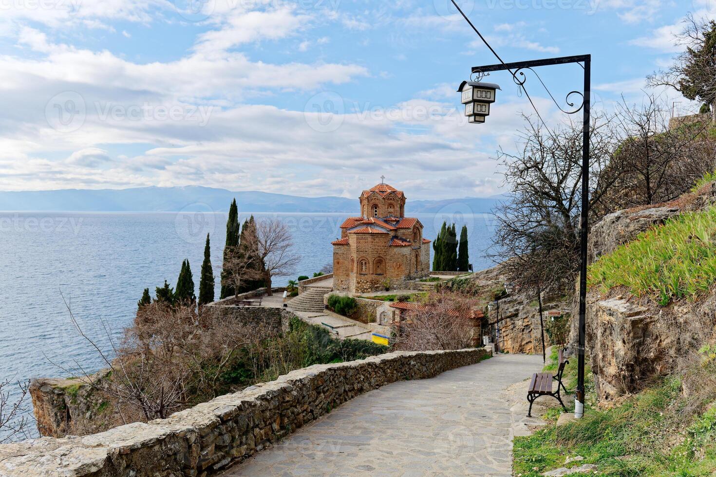 vue de le église de Saint John le théologien dans Lac Ohrid, Nord macédoine. Voyage destination avec culturel et Naturel intérêt. unesco monde patrimoine placer. photo