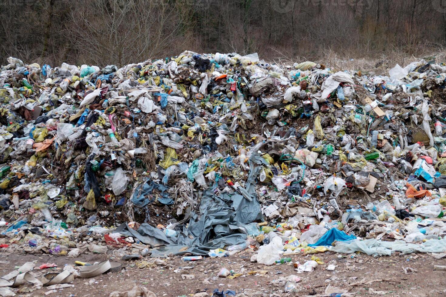 décharge avec des ordures dans la nature. Plastique déchets. environnement problème. photo