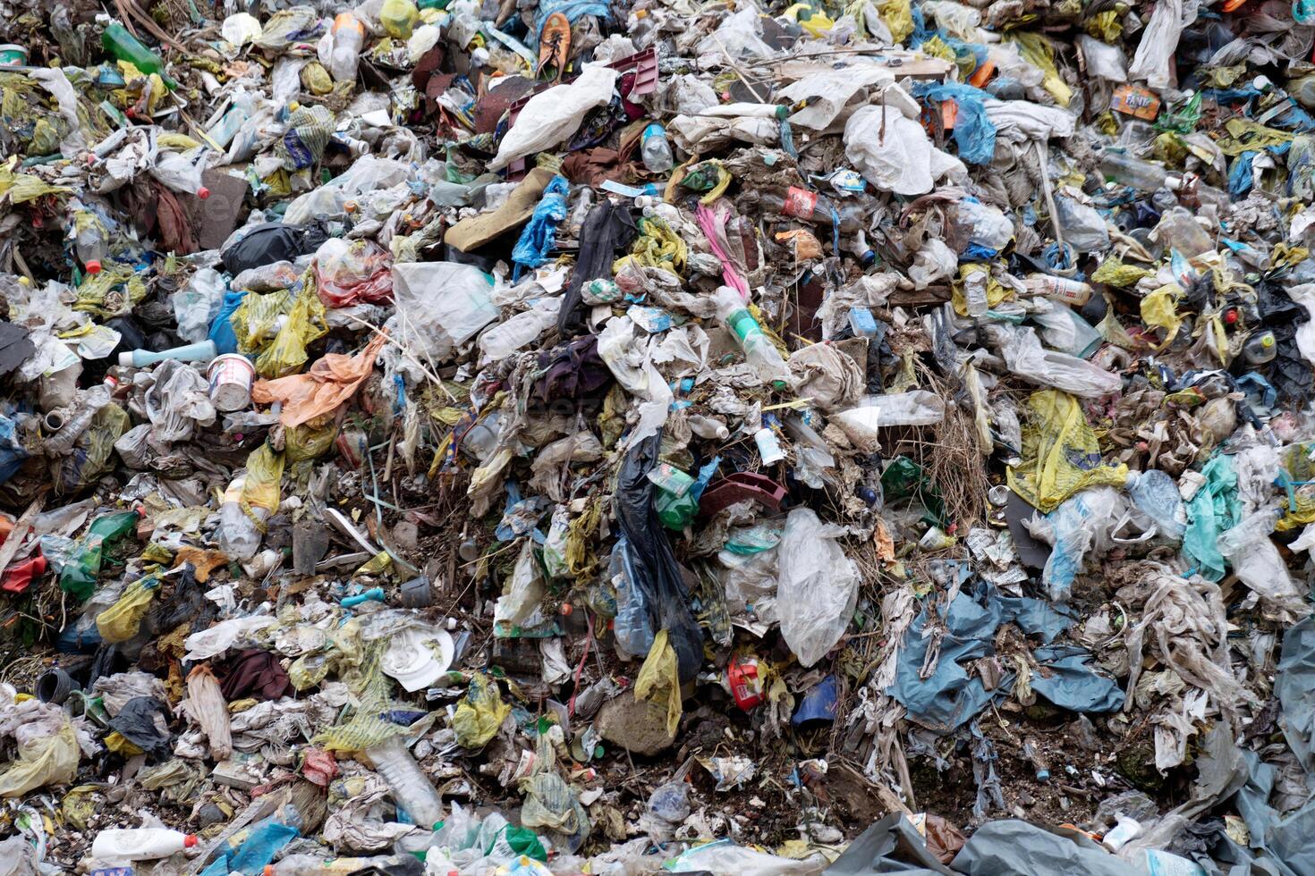 décharge avec des ordures dans la nature. Plastique déchets. environnement problème. photo