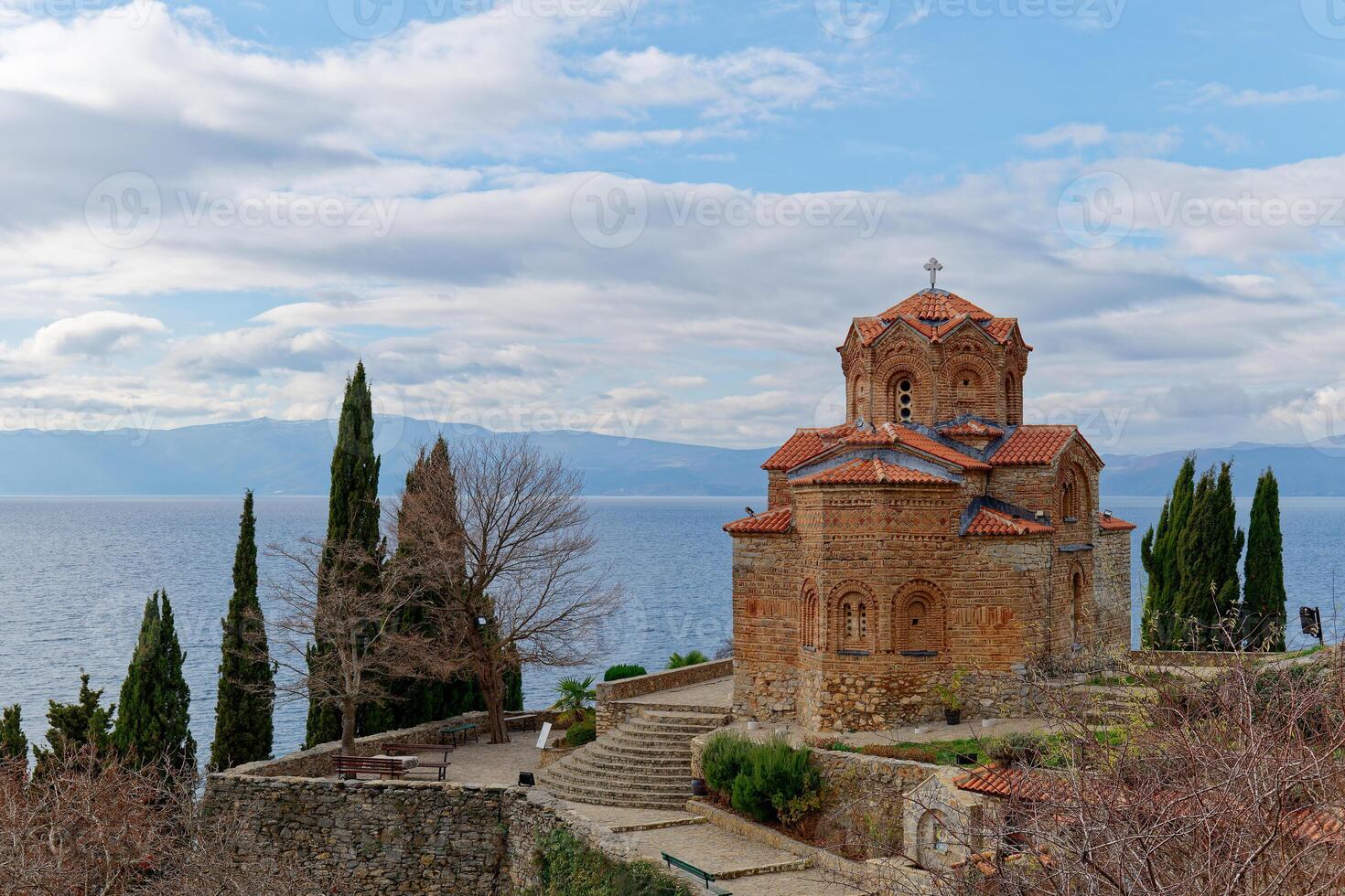 vue de le église de Saint John le théologien dans Lac Ohrid, Nord macédoine. Voyage destination avec culturel et Naturel intérêt. unesco monde patrimoine placer. photo