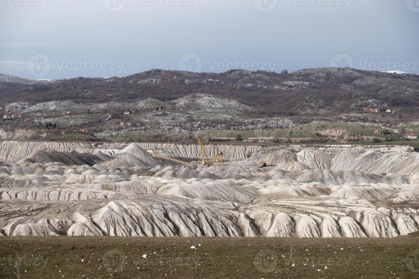 exploitation minière activité. apocalypse paysage. Terre destruction. perturbation de la nature. extraire Naturel Ressources de le Terre. photo