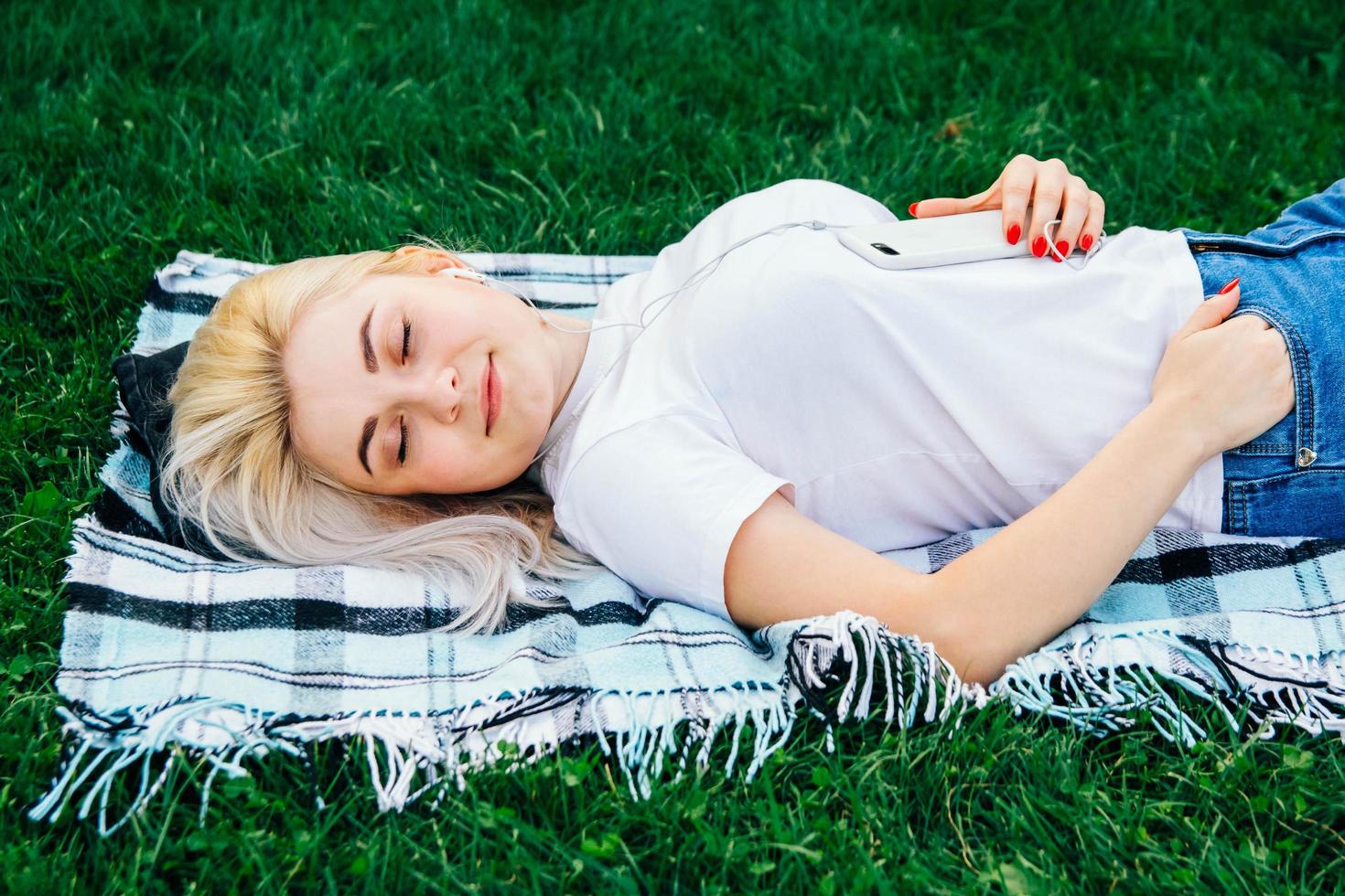 femme dans les écouteurs sur fond vert photo