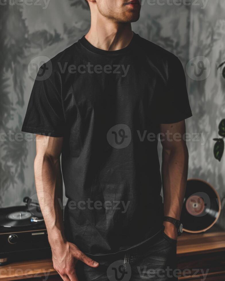 Jeune adulte homme modèle dans Vide noir t chemise pour conception maquette photo
