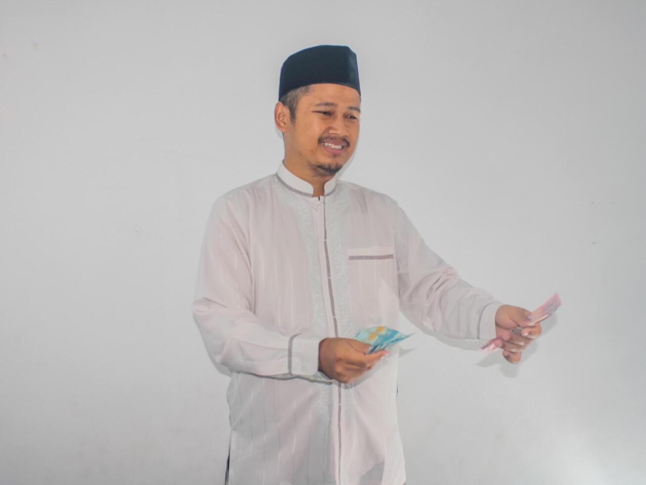 asiatique musulman homme faire un don le sien argent photo