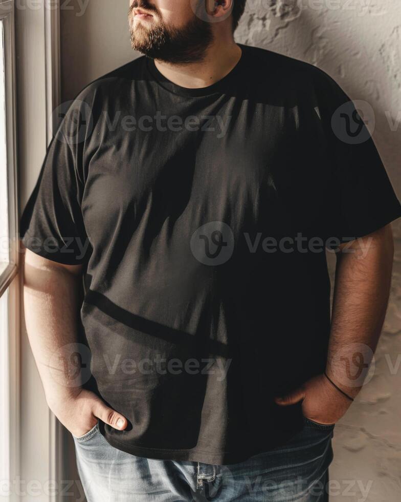 gros Taille graisse adulte homme modèle dans Vide noir t chemise pour conception maquette photo