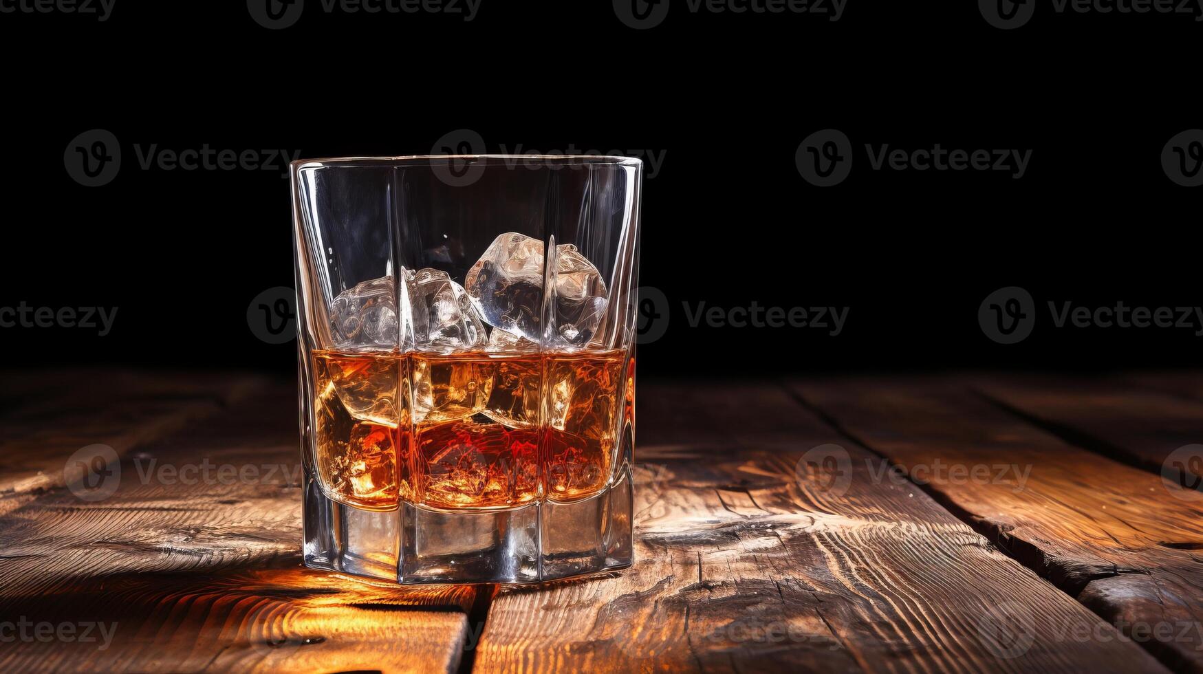 verre de whisky avec la glace cubes sur vieux en bois tableau, noir Contexte photo