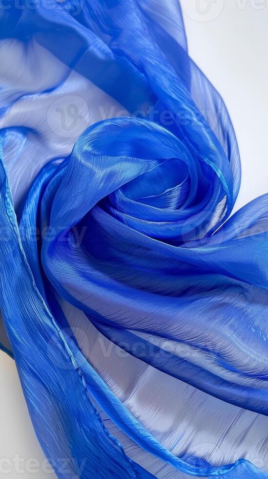 élégant plis de Royal bleu soie créer fluide vagues et une visuel couler, mise en évidence le luxueux texture et riches couleur. photo