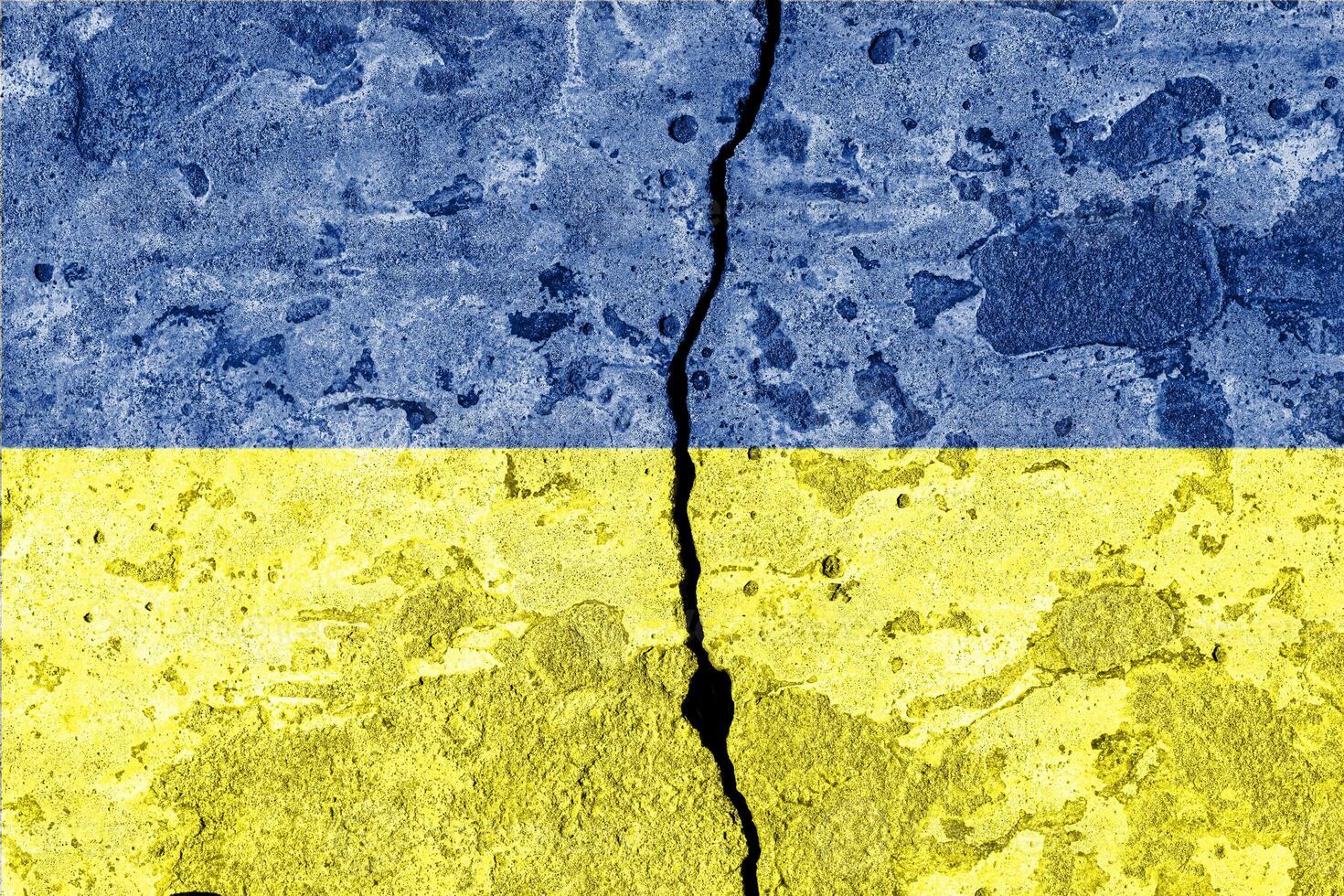 ukrainien drapeau sur fissuré béton mur. le concept de crise, défaut, économique effondrement, pandémie, conflit, terrorisme ou autre problèmes dans le pays. photo