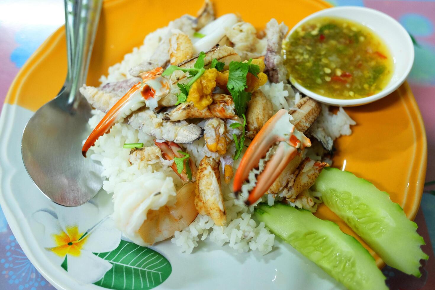 Crabe basilic frit riz avec Fruit de mer plongement sauce dans Thaïlande photo