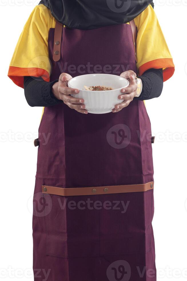 proche en haut détail de une femelle chef porter une bol de bouillie prêt à être servi photo