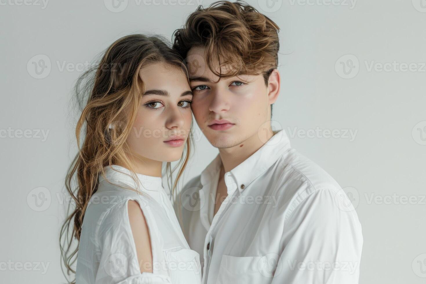 ai généré élégant Jeune couple posant dans studio mode tirer. photo