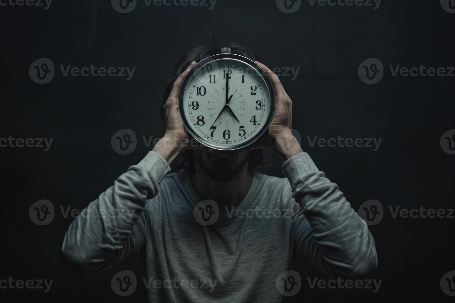 Jeune homme en portant gros l'horloge couvrant le sien visage plus de noir Contexte photo