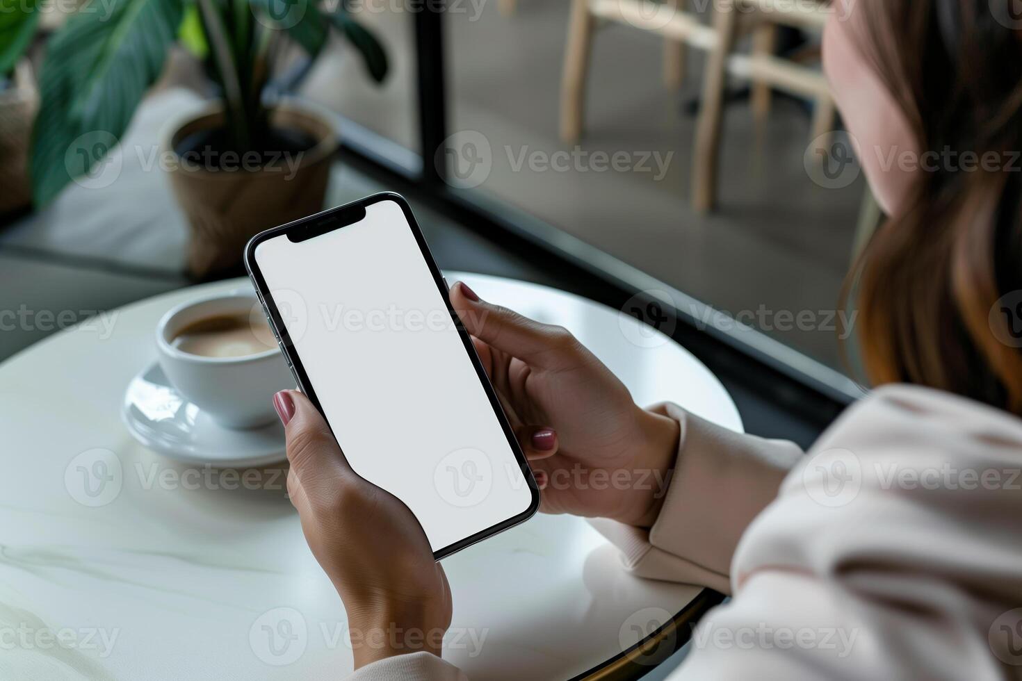 mains en portant téléphone avec blanc maquette écran contre café table toile de fond photo