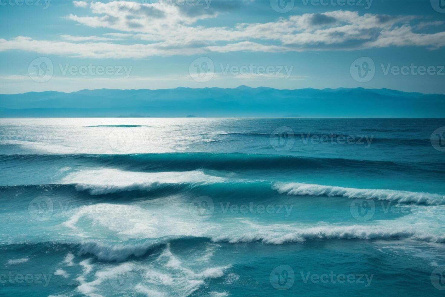 bleu océan avec montagnes et des nuages photo