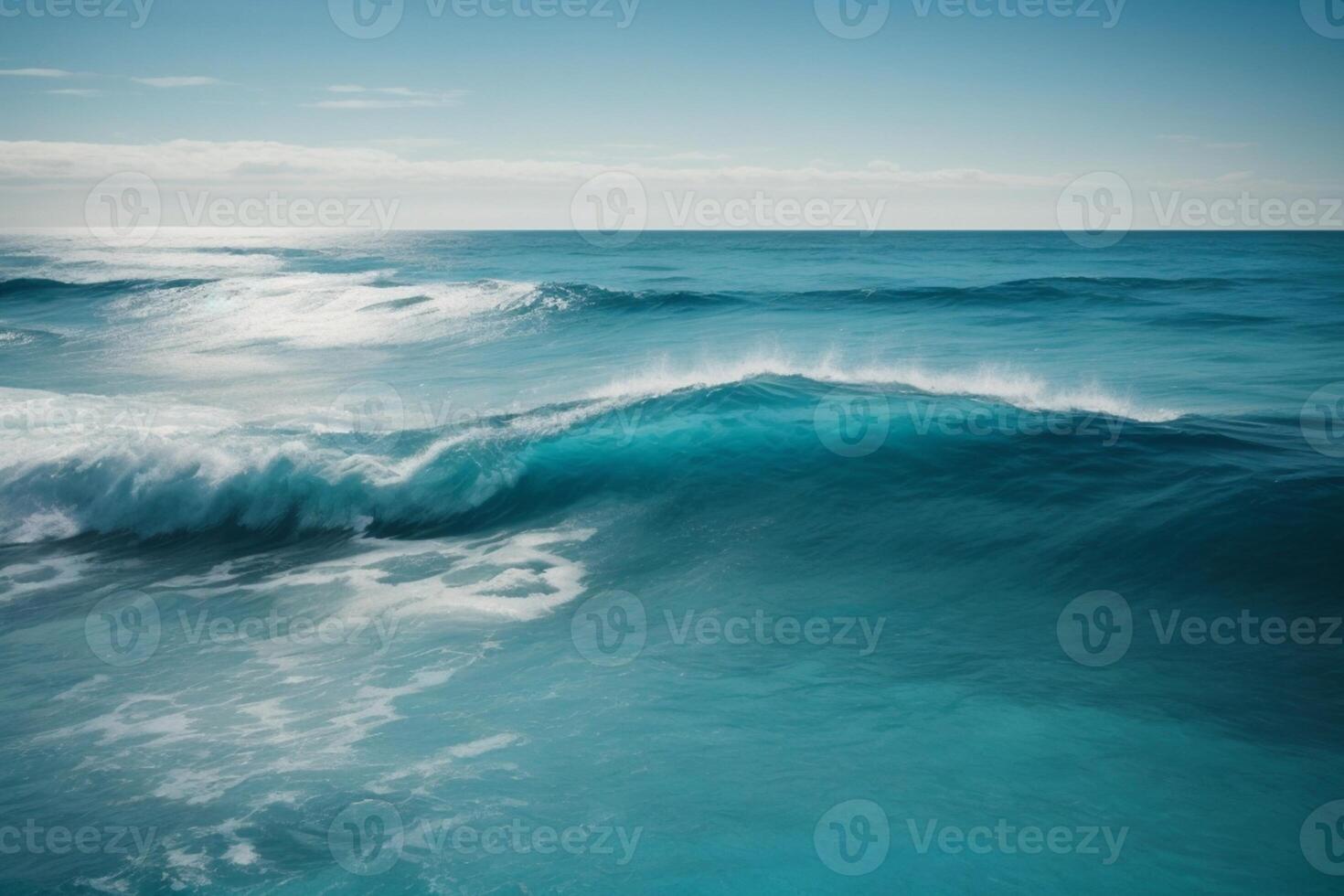 bleu océan avec des nuages et Soleil dans le ciel photo