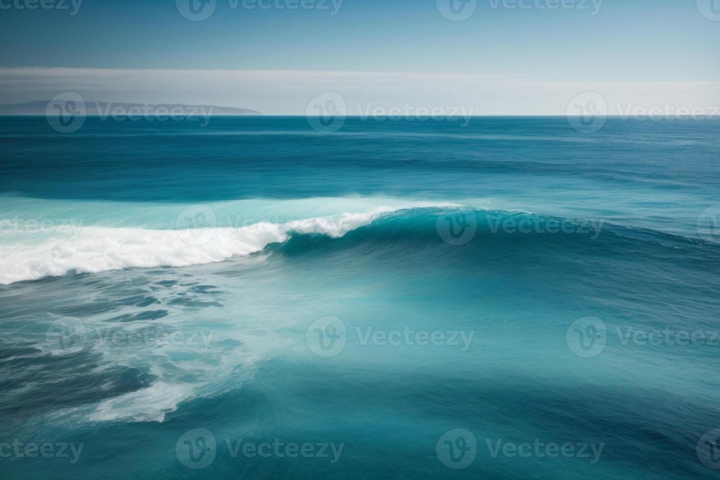 bleu océan avec des nuages et Soleil dans le ciel photo