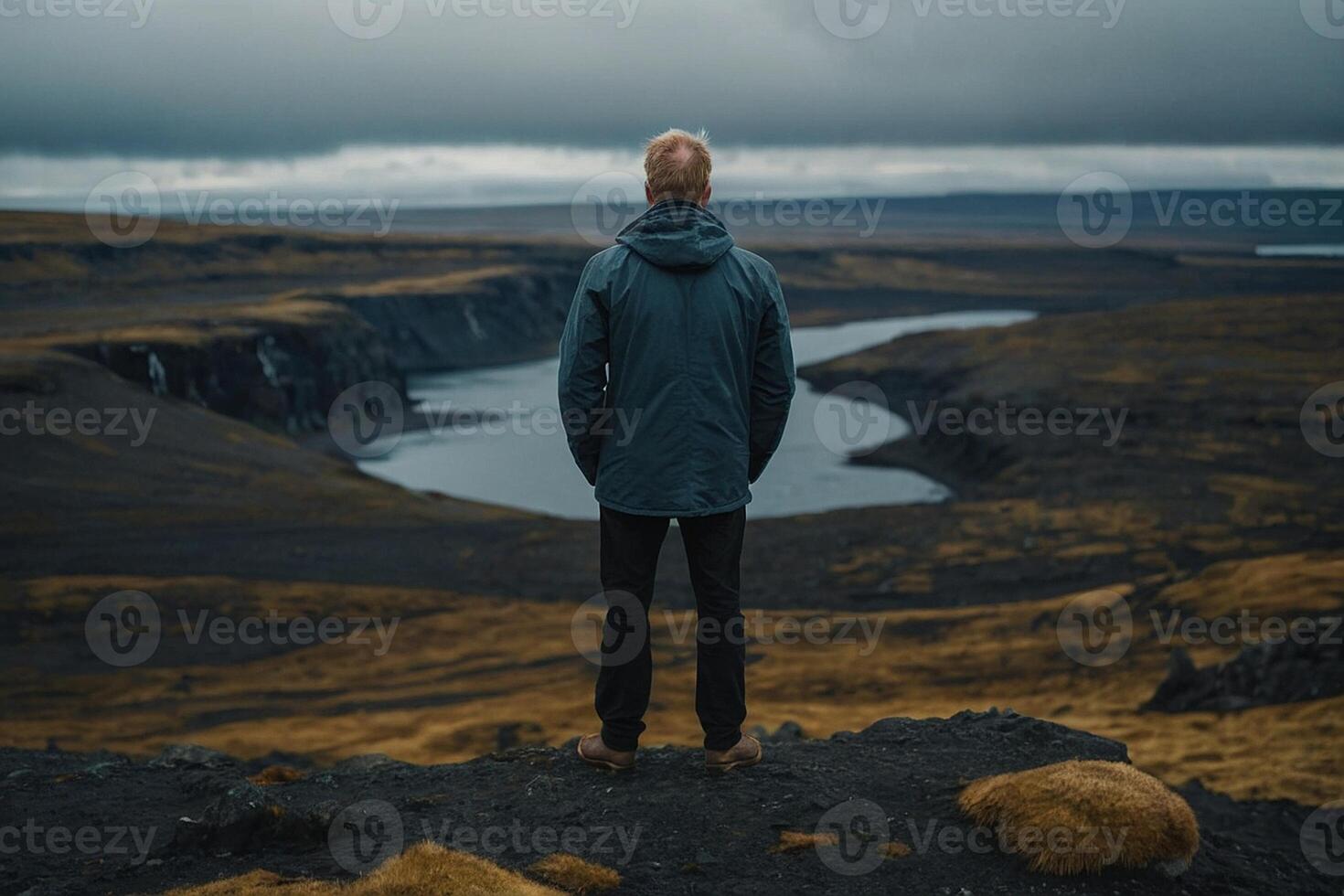 homme permanent sur le bord de une falaise surplombant le irlandais paysage photo