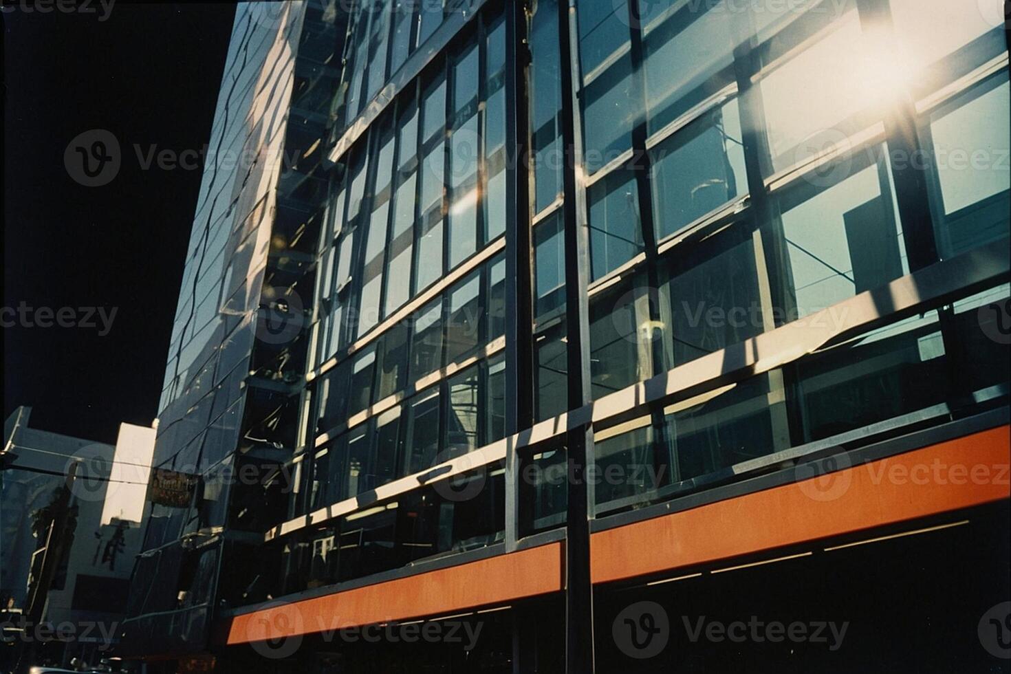 une grand bâtiment avec beaucoup les fenêtres et une rouge store photo