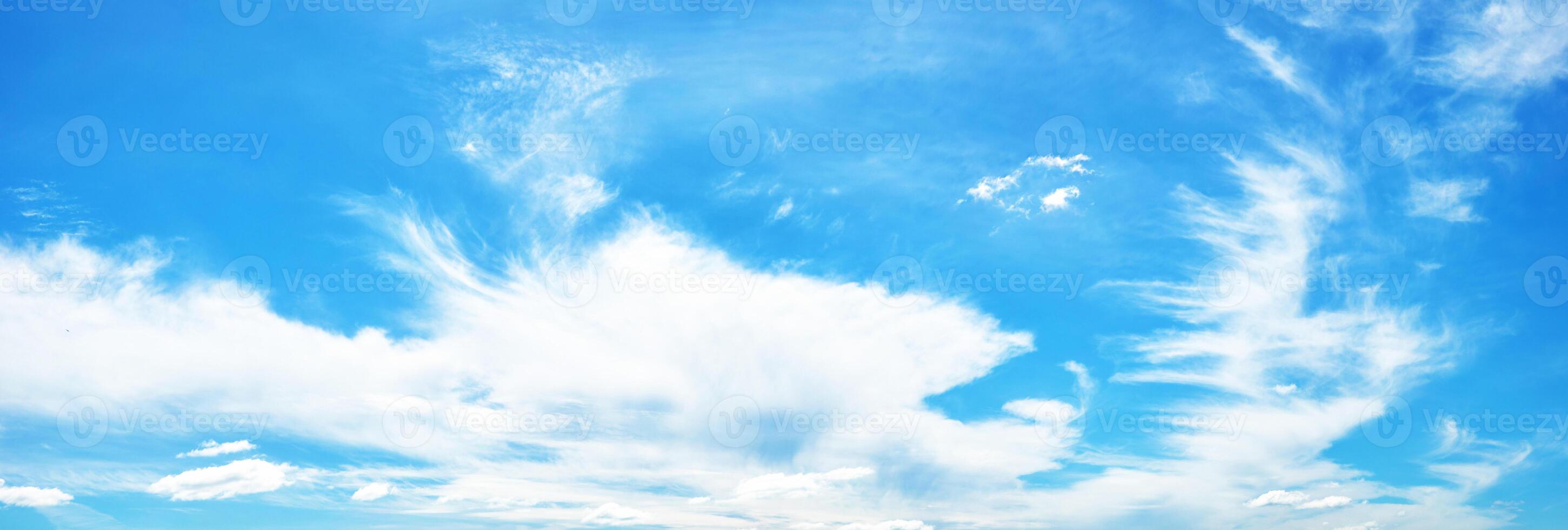 blanc des nuages sur bleu ciel, panoramique Contexte photo