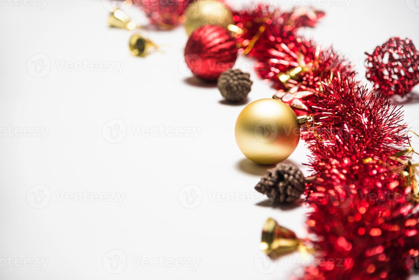 boules et ornements de décoration de noël sur fond abstrait bokeh sur fond blanc. carte de voeux de fond de vacances pour noël et nouvel an. joyeux Noël photo