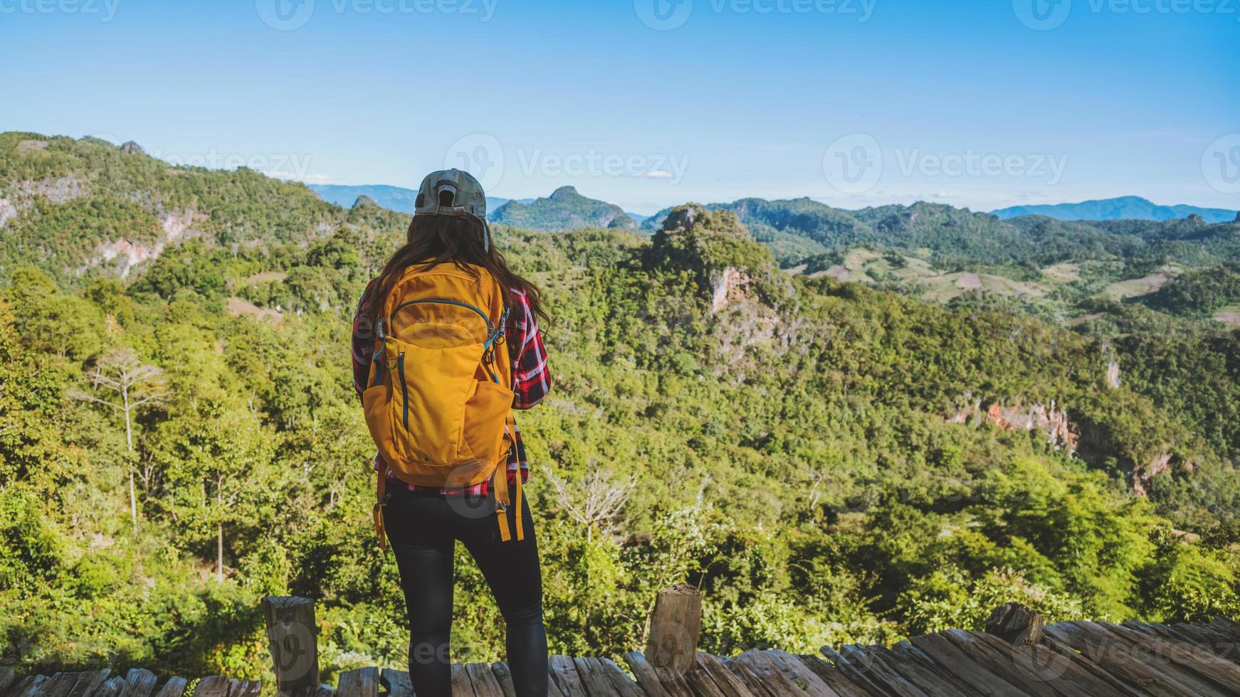 la femme debout au point de vue. profitez de photographier la beauté naturelle des montagnes. photo