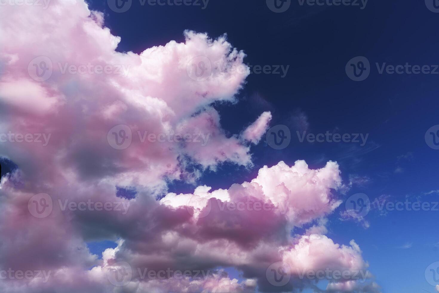 rose cirrus et cumulus sens inverse sur une bleu ciel Contexte sur une ensoleillé été journée dans bien temps photo