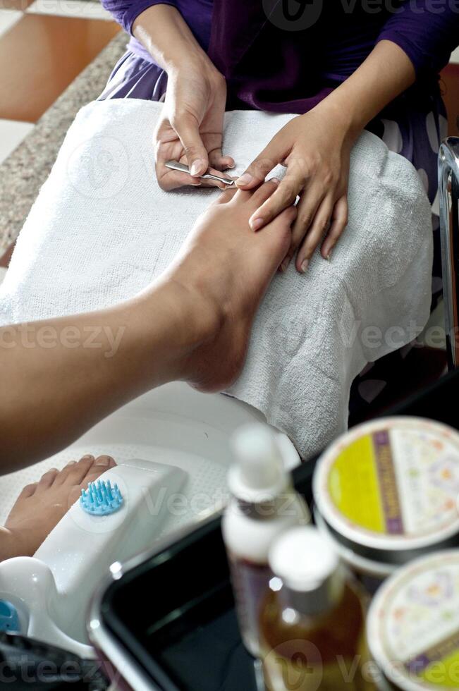 une pied clou avoir pédicure avec fraisage coupeur dans beauté salon. photo