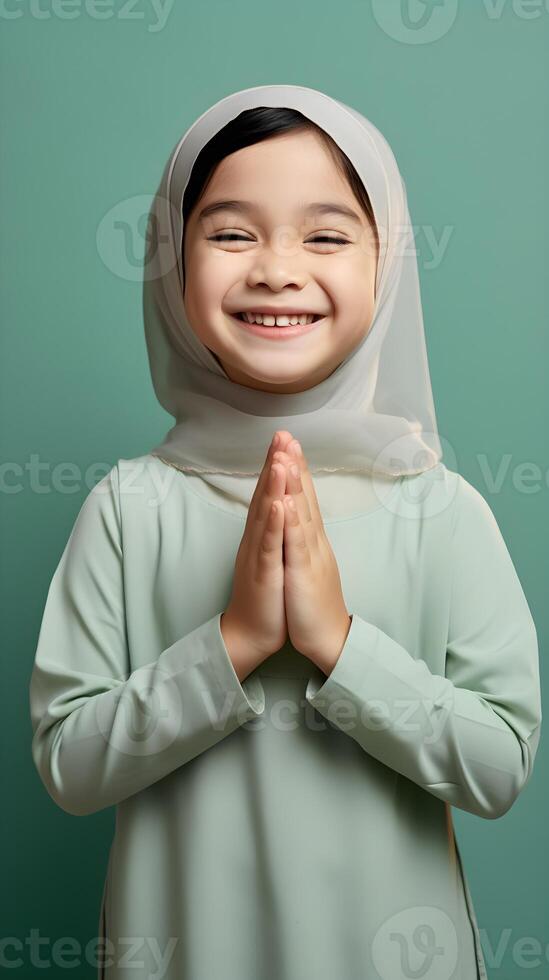 sud-est asiatique femme portant écharpe est prier et souriant sur vert Contexte photo