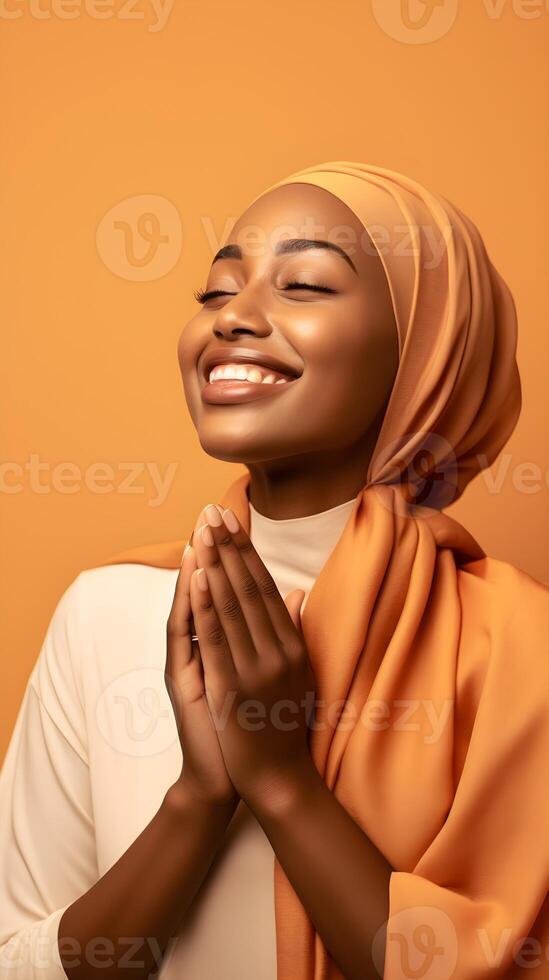 africain femme portant écharpe est prier et souriant sur marron Contexte photo