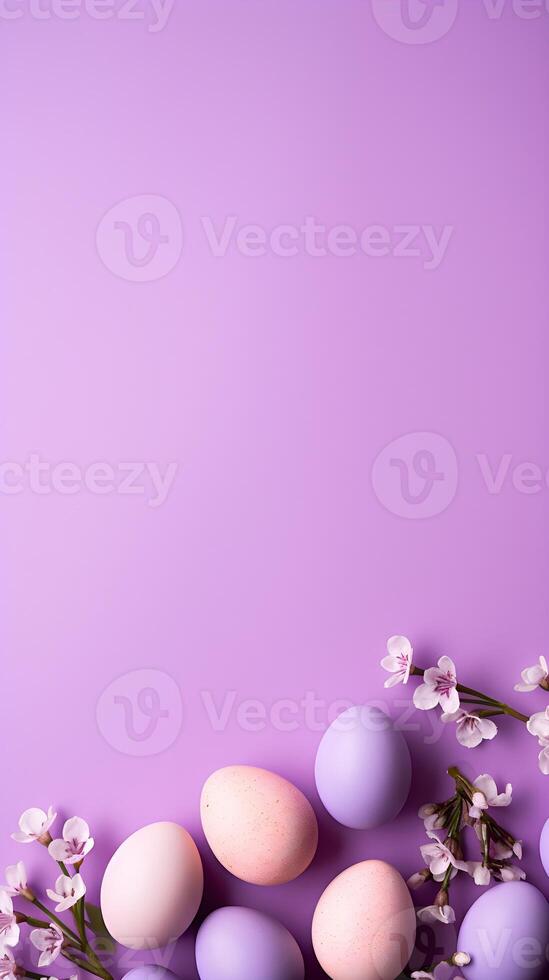 coloré des œufs avec fond sur violet Contexte. Pâques Oeuf concept, printemps vacances photo