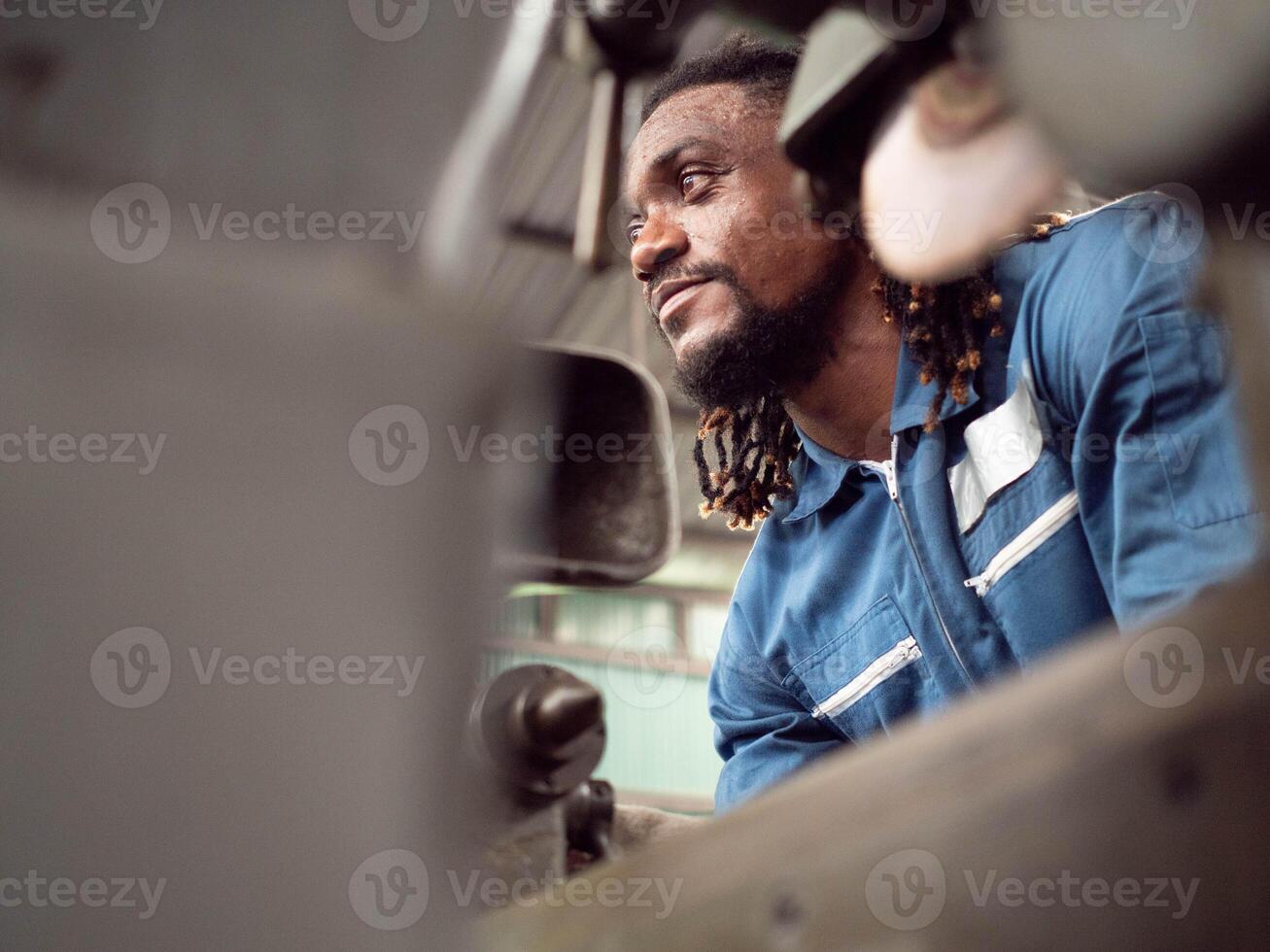 Masculin homme Sud africain américain la main d'oeuvre journée garçon gentilhomme travail emploi industrie problème proche en haut épuisement ingénieur contremaître La technologie surmenage usine frustration fabrication échec stress technicien photo