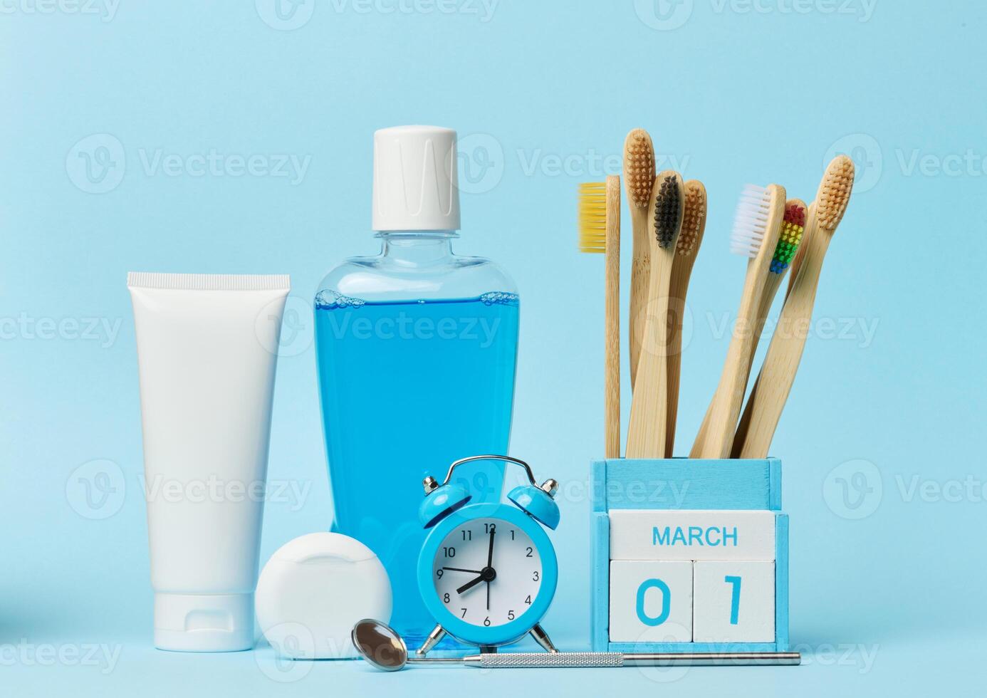 bain de bouche et dentifrice tube, alarme l'horloge sur bleu Contexte photo