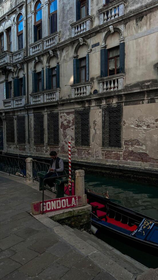 Venise, Italie - avril 2,2023. Venise grandiose canal, touristes équitation gondoles photo