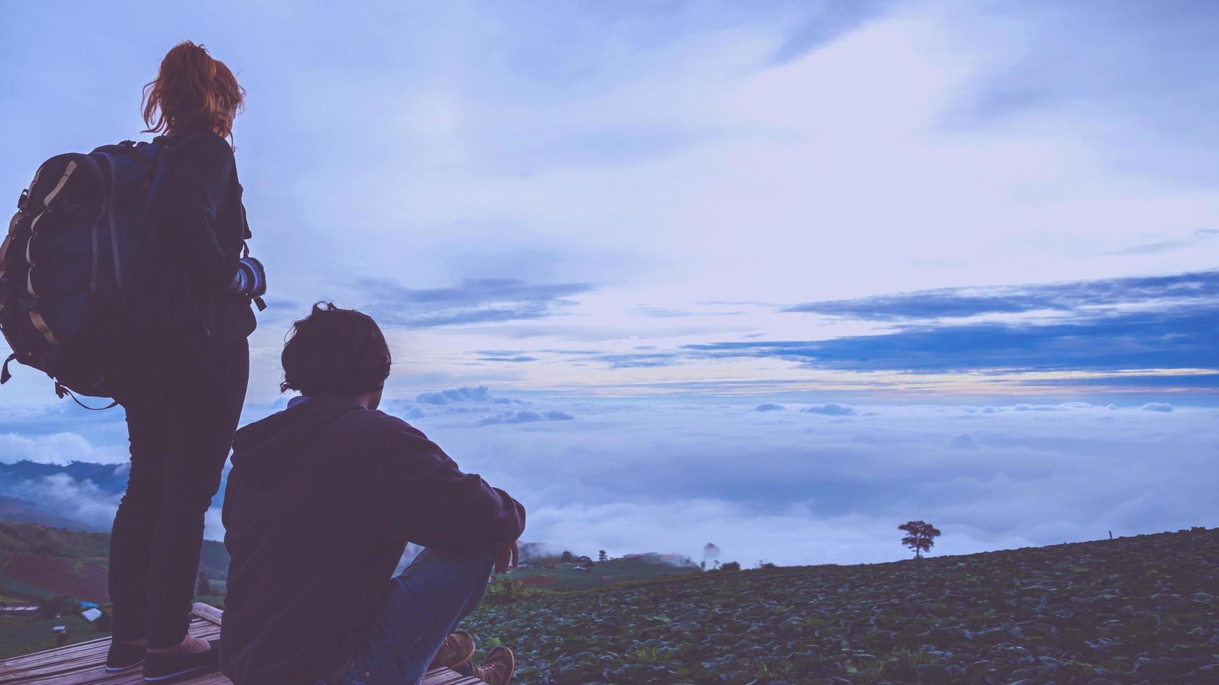 amant hommes et femmes voyage en asie se détendre. atmosphère matinale nature forêts, montagnes. phu thap buek thailande photo