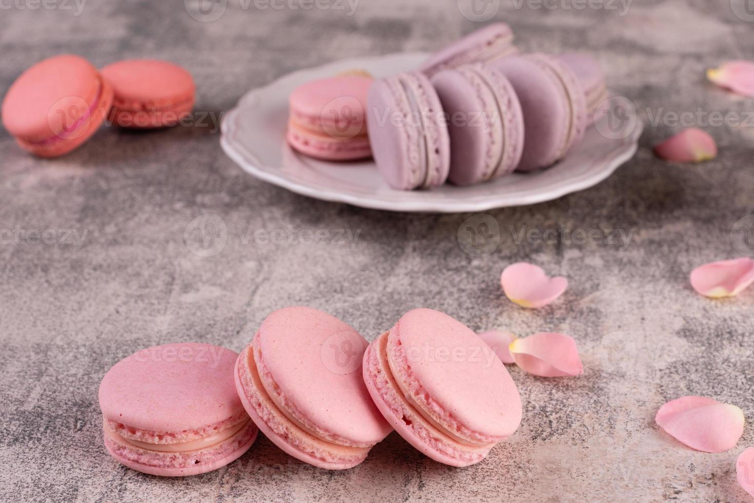 beaux macarons savoureux roses sur fond de béton photo