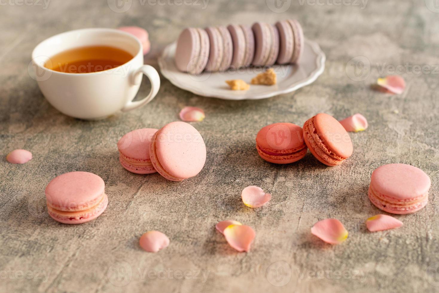 beaux macarons savoureux roses sur fond de béton photo