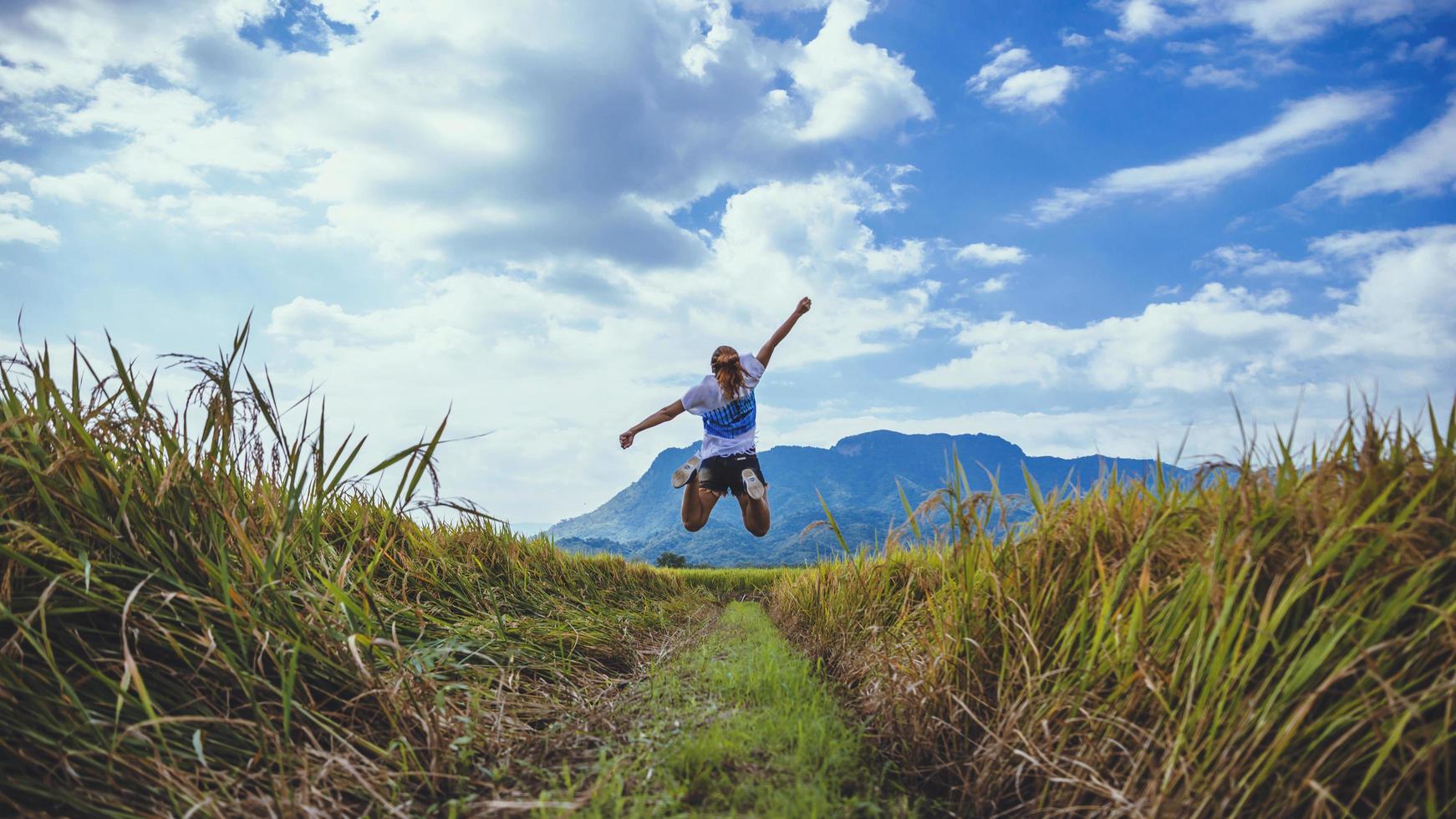 les femmes asiatiques voyagent se détendent pendant les vacances. stand champ de montagne au toucher naturel. sautez le riz de champ moyen heureux. Thaïlande photo