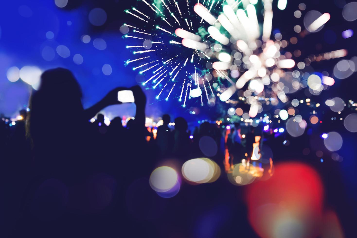 les gens célèbrent le nouvel an. cercle de feux d'artifice flou. coloré en fête photo