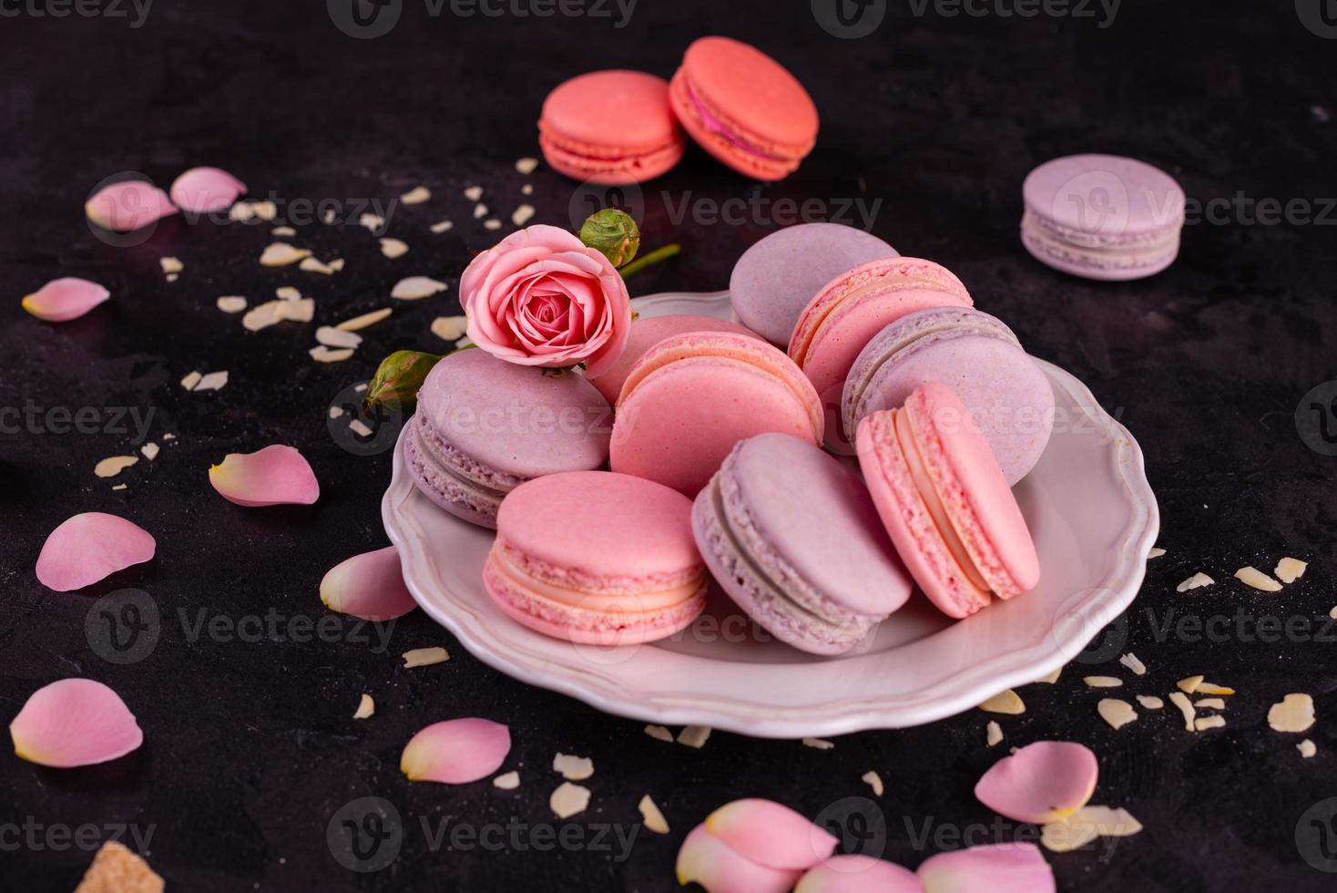 beaux macarons savoureux roses sur fond de béton photo