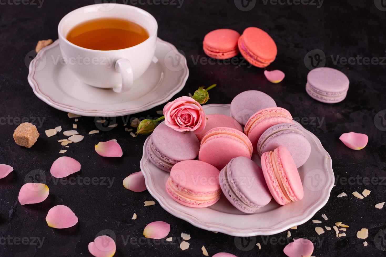 beaux macarons savoureux roses sur fond de béton photo