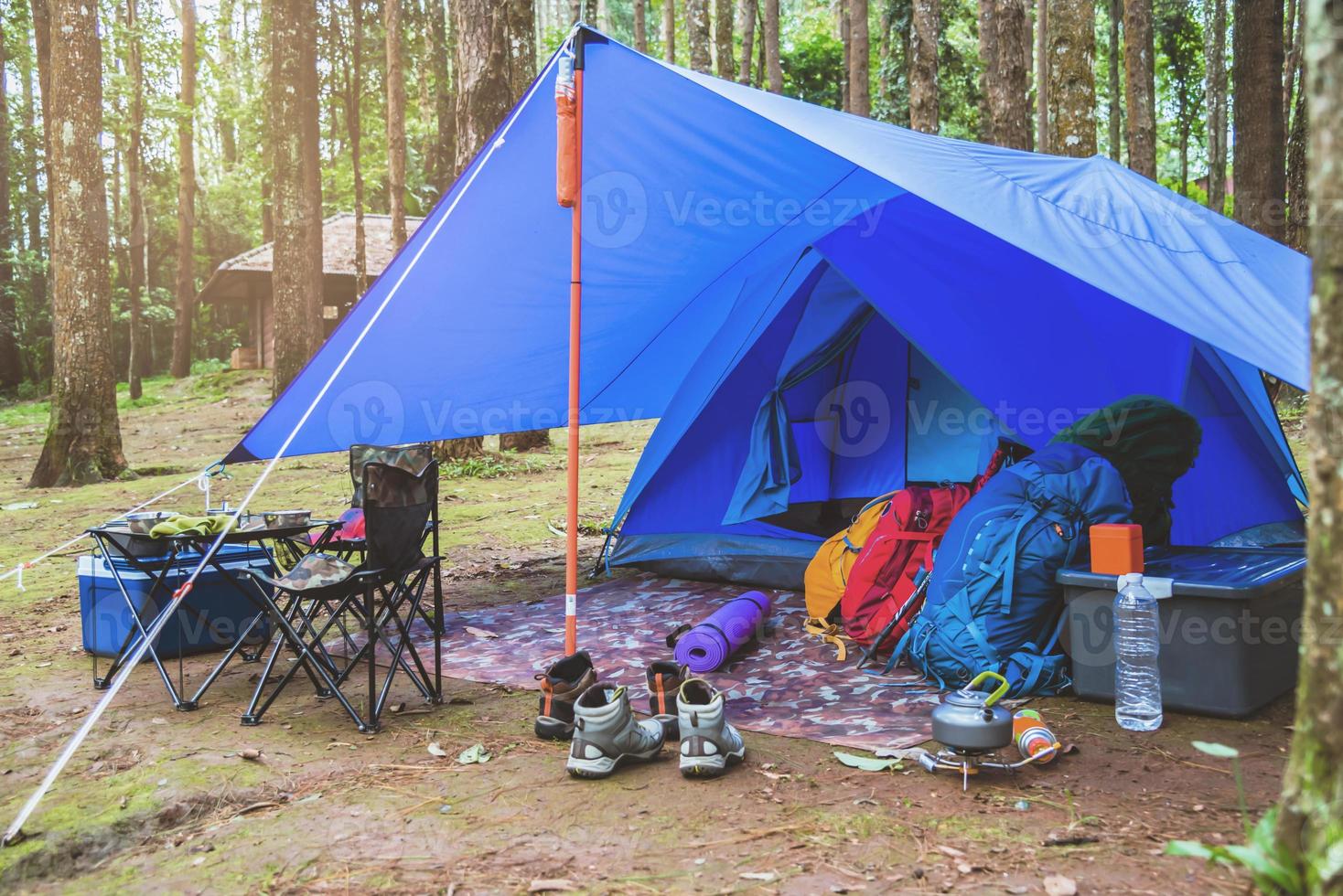 voyage se détendre pendant les vacances. camper sur la montagne. Thaïlande photo