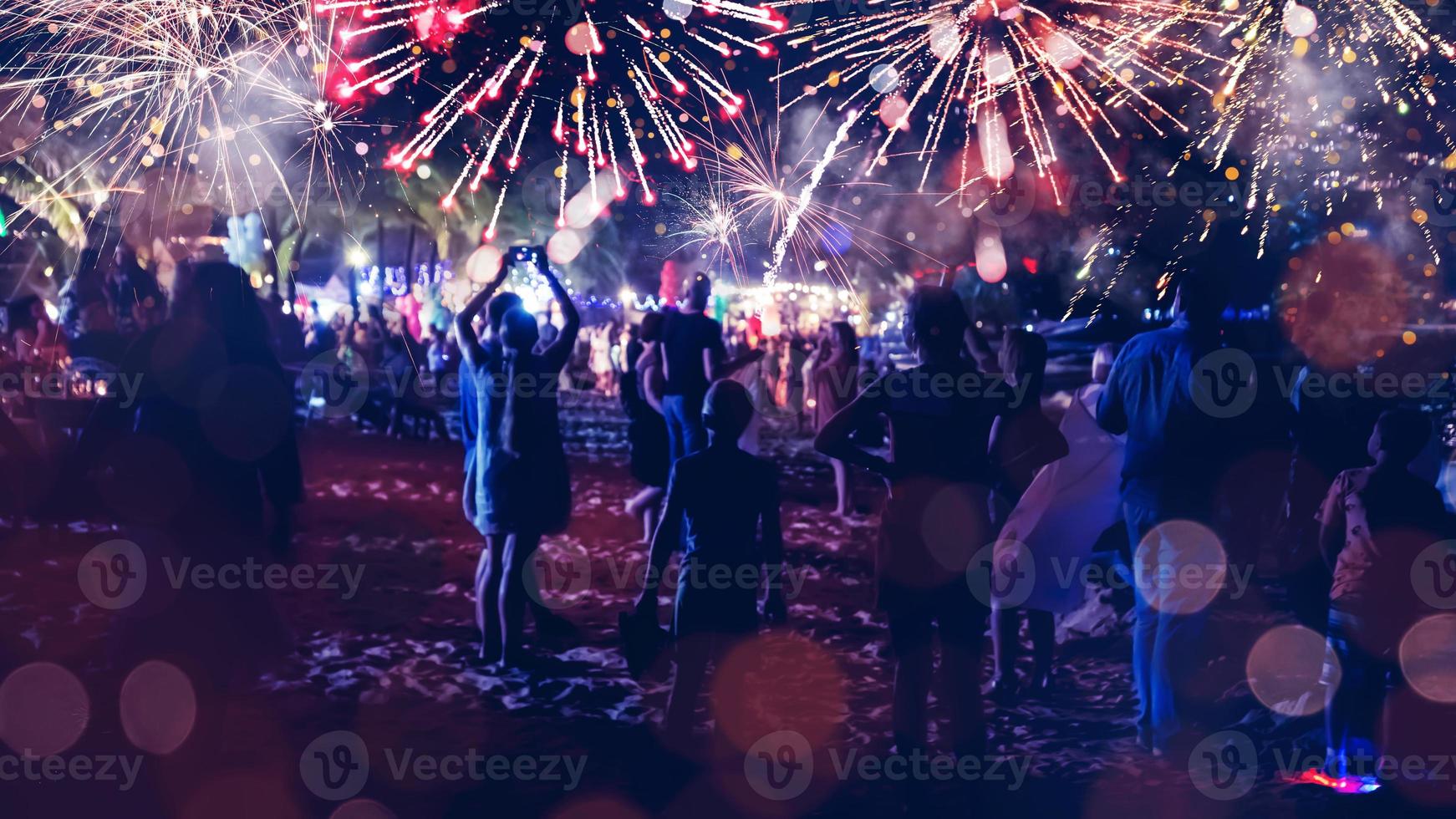 les gens célèbrent le nouvel an. cercle de feux d'artifice flou. coloré en fête photo