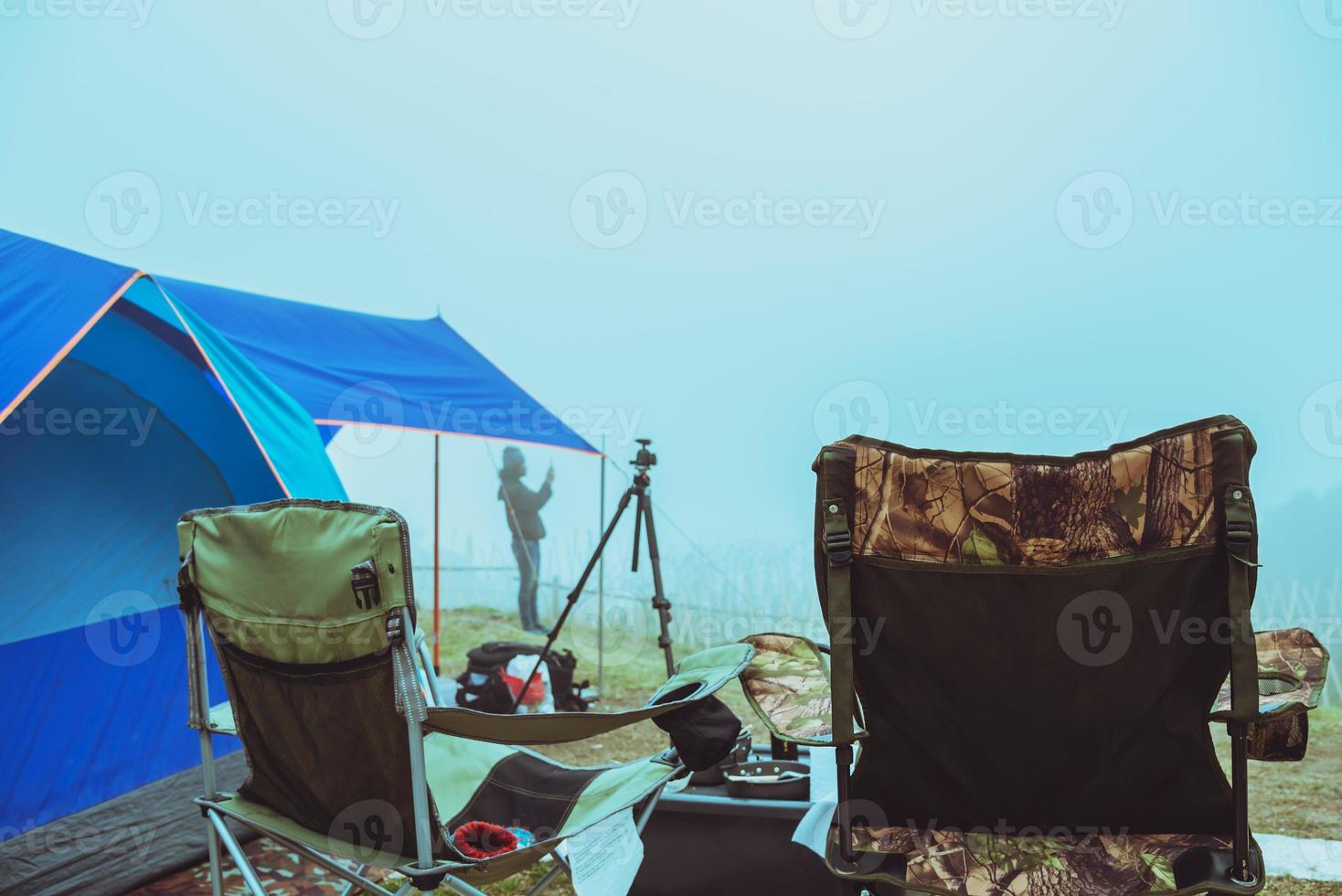 les hommes asiatiques voyagent se détendent en camping pendant les vacances. sur la montagne.thaïlande photo