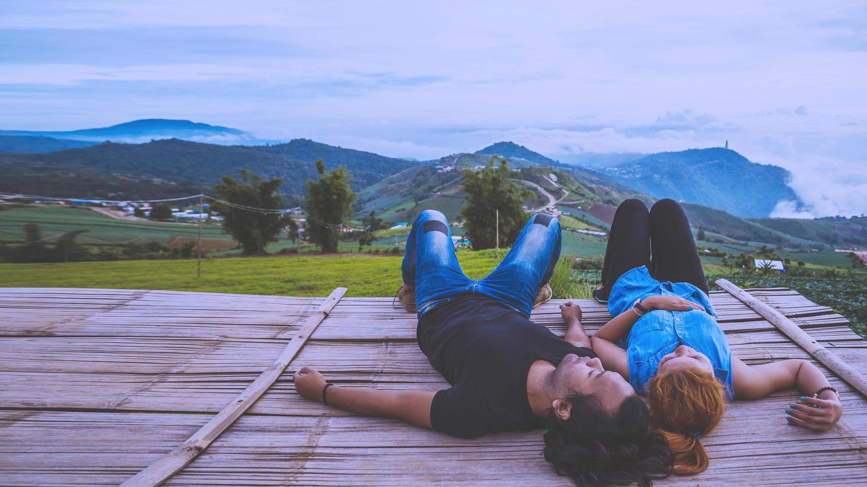 amant hommes et femmes voyage en asie se détendre. atmosphère matinale nature forêts, montagnes. phu thap buek thailande photo