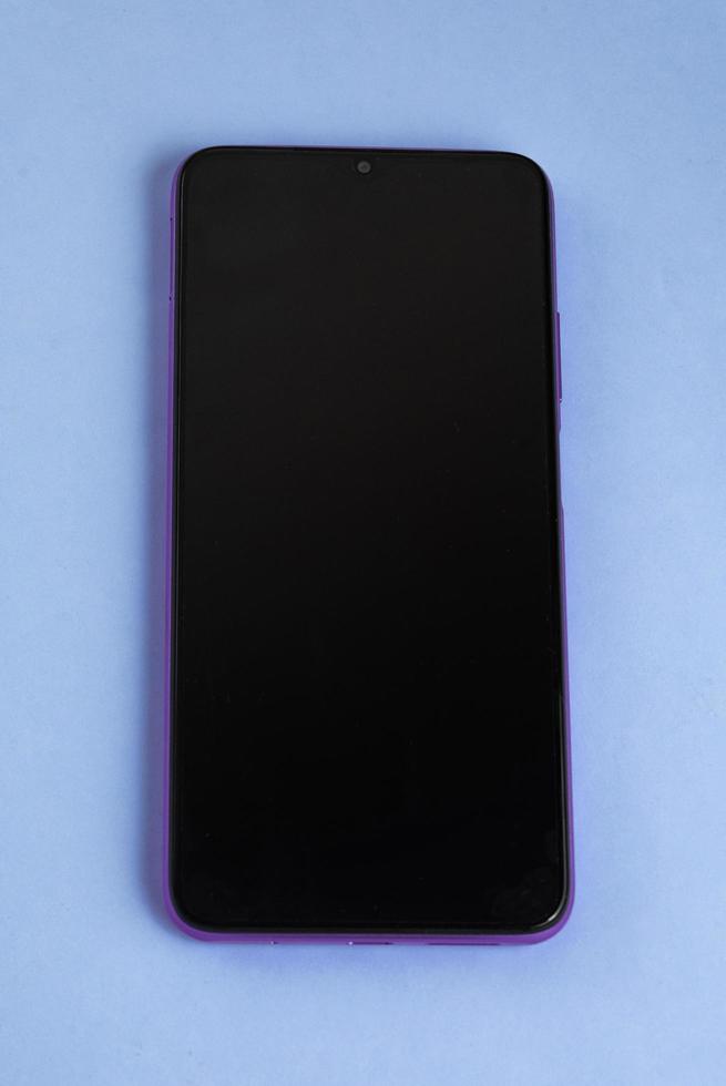 nouveau téléphone portable sur fond coloré photo