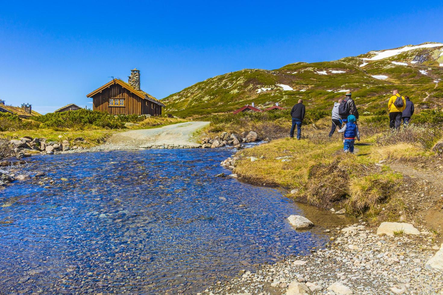 Hemsedal, Norvège, 6 juin 2016 - les randonneurs à la rivière cascade hydnefossen photo