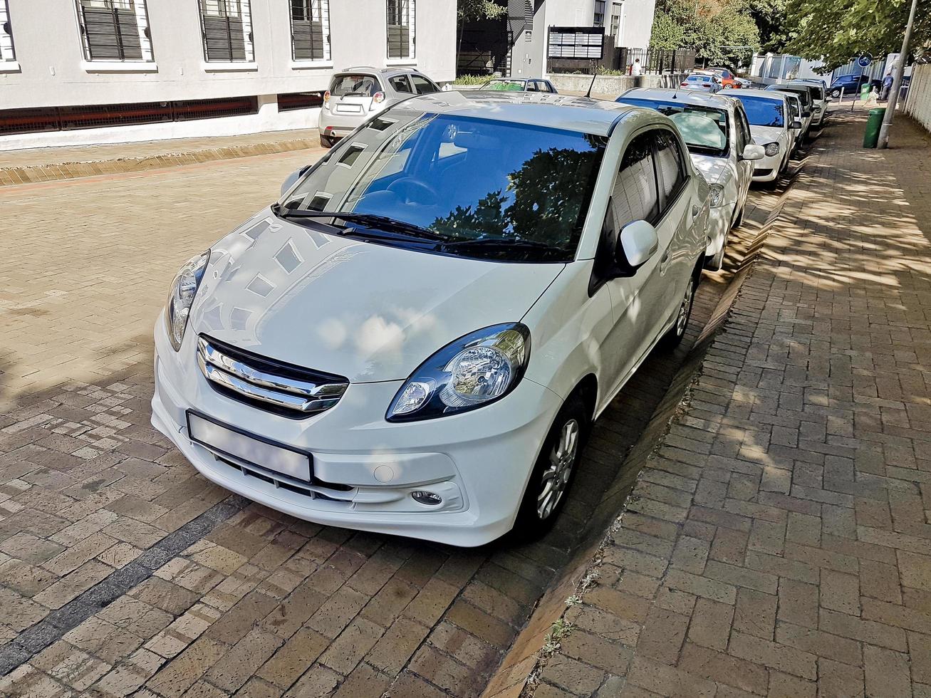 petite voiture blanche typique au cap. photo