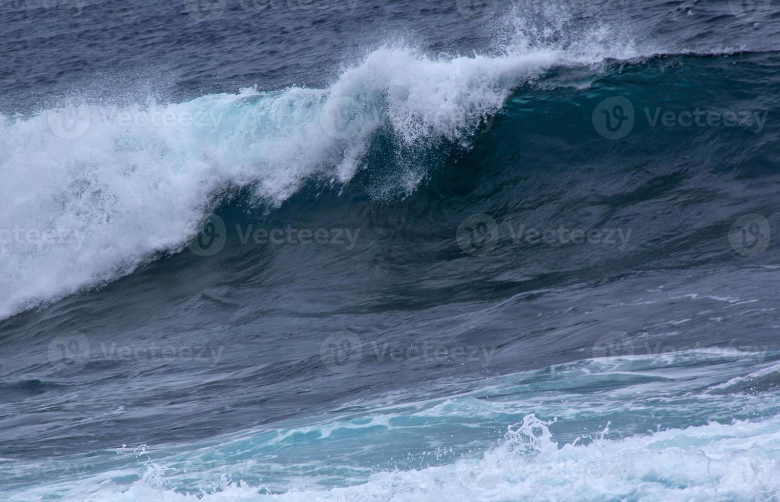 vagues atlantiques dans les îles canaries photo